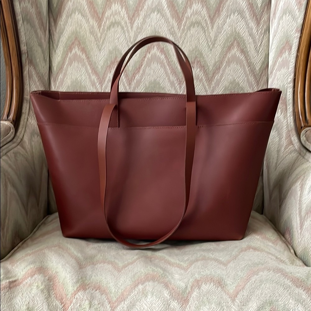 Madewell Essential Zip-top Brown Leather Tote. Color Cinnamon. ￼